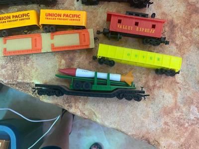 HO MODEL TRAIN CARS AND LOCOMOTIVE.
