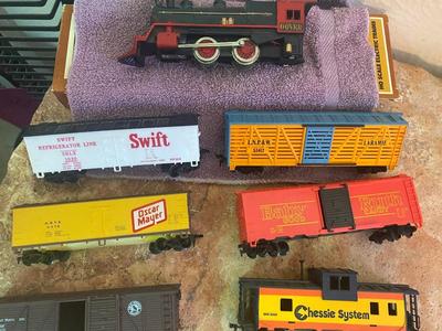 HO MODEL TRAIN CARS AND LOCOMOTIVE.