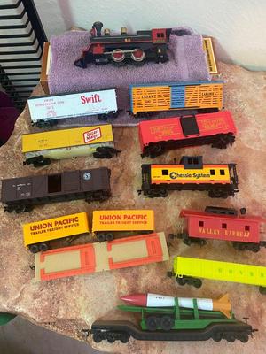 HO MODEL TRAIN CARS AND LOCOMOTIVE.