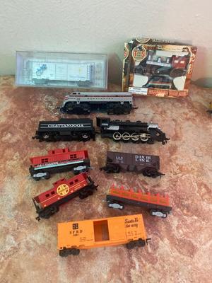 NEAT VINTAGE TYCO HO MODEL TRAIN CARS AND ENGINE