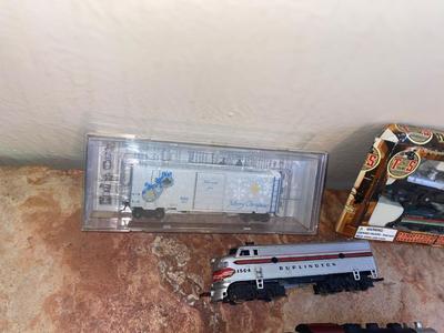 NEAT VINTAGE TYCO HO MODEL TRAIN CARS AND ENGINE