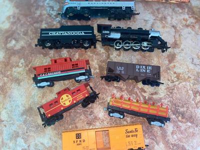 NEAT VINTAGE TYCO HO MODEL TRAIN CARS AND ENGINE