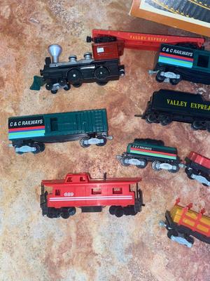 TYCO HO TRAIN CARS AND TRACK