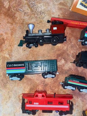 TYCO HO TRAIN CARS AND TRACK