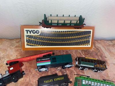 TYCO HO TRAIN CARS AND TRACK