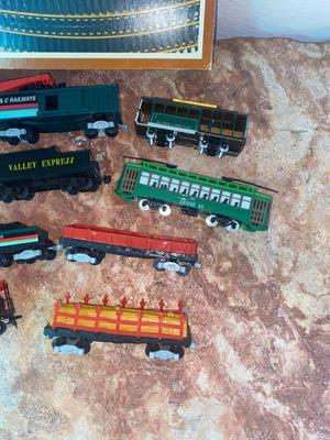 TYCO HO TRAIN CARS AND TRACK