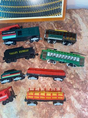 TYCO HO TRAIN CARS AND TRACK
