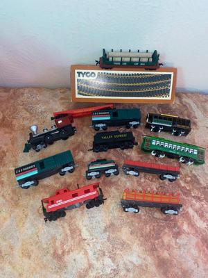TYCO HO TRAIN CARS AND TRACK