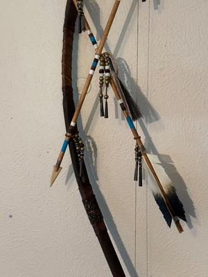 NATIVE AMERICAN BOW AND ARROW WALL HANGING