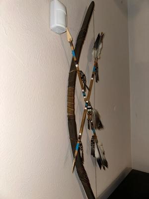 NATIVE AMERICAN BOW AND ARROW WALL HANGING