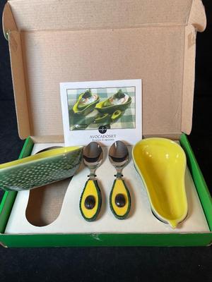 Lot 12. Avocado Bowl Set
