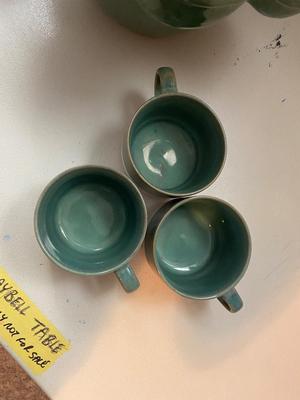 NICE BOSTON WAREHOUSE COFFEE/SOUP CUPS AND COOL DECORATIVE POT