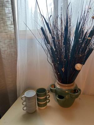 NICE BOSTON WAREHOUSE COFFEE/SOUP CUPS AND COOL DECORATIVE POT