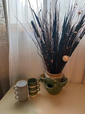 NICE BOSTON WAREHOUSE COFFEE/SOUP CUPS AND COOL DECORATIVE POT