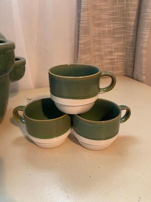 NICE BOSTON WAREHOUSE COFFEE/SOUP CUPS AND COOL DECORATIVE POT
