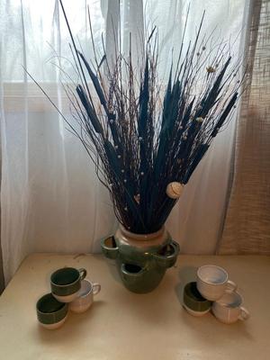 NICE BOSTON WAREHOUSE COFFEE/SOUP CUPS AND COOL DECORATIVE POT