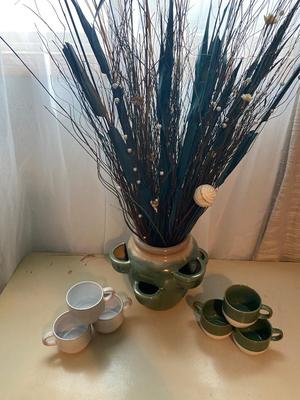 NICE BOSTON WAREHOUSE COFFEE/SOUP CUPS AND COOL DECORATIVE POT