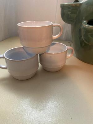 NICE BOSTON WAREHOUSE COFFEE/SOUP CUPS AND COOL DECORATIVE POT