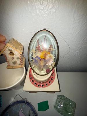A VARIETY OF DIFFERENT HOME DECORATIONS