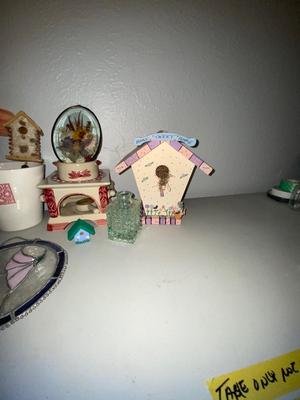 A VARIETY OF DIFFERENT HOME DECORATIONS