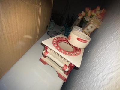 A VARIETY OF DIFFERENT HOME DECORATIONS