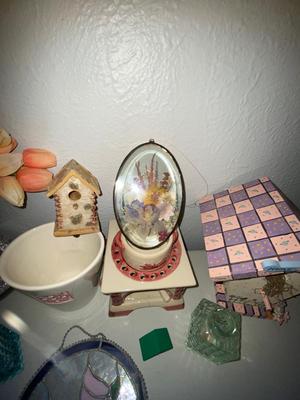 A VARIETY OF DIFFERENT HOME DECORATIONS