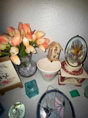 A VARIETY OF DIFFERENT HOME DECORATIONS