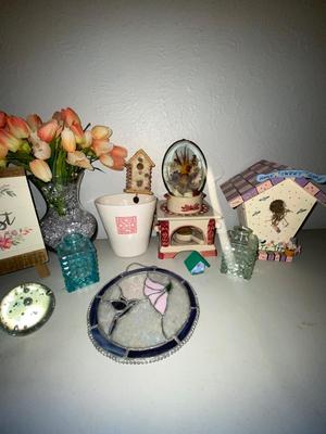 A VARIETY OF DIFFERENT HOME DECORATIONS