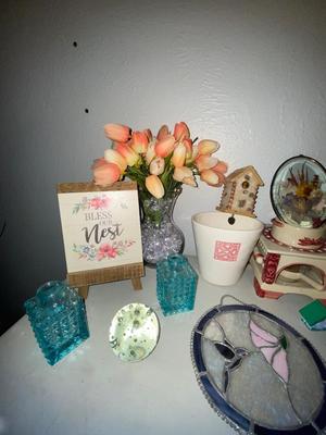 A VARIETY OF DIFFERENT HOME DECORATIONS
