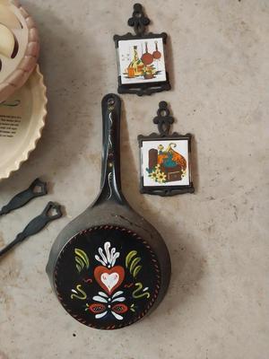 CERAMIC PIE PLATE WITH COVER AND METAL VINTAGE WALL DECOR