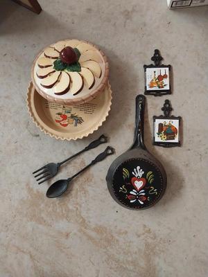 CERAMIC PIE PLATE WITH COVER AND METAL VINTAGE WALL DECOR