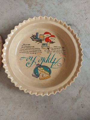 CERAMIC PIE PLATE WITH COVER AND METAL VINTAGE WALL DECOR