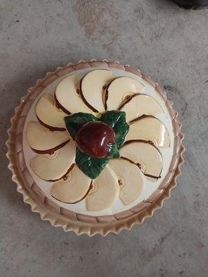 CERAMIC PIE PLATE WITH COVER AND METAL VINTAGE WALL DECOR