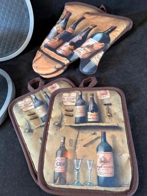 Lot 49. Storage Items & Placemats and napkins rings