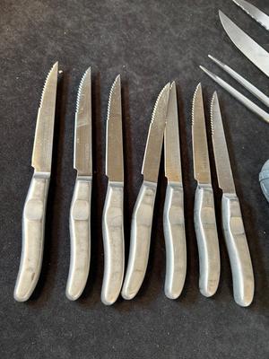 Lot 52. Oneida Knife Set and Cutting Board