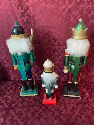 3 MEN IN GREEN UNIFORM NUTCRACKERS