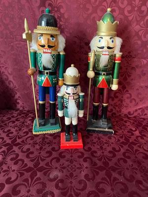 3 MEN IN GREEN UNIFORM NUTCRACKERS