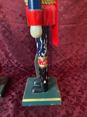 NUTCRACKERS DRESSED AS THE QUEEN OF ENGLAND'S GUARDS