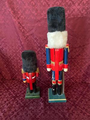 NUTCRACKERS DRESSED AS THE QUEEN OF ENGLAND'S GUARDS