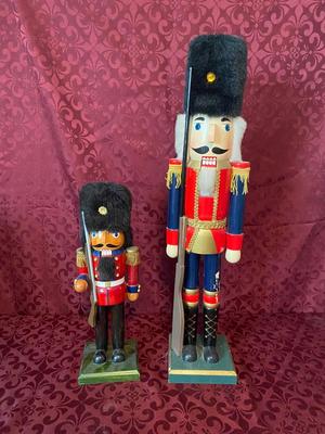 NUTCRACKERS DRESSED AS THE QUEEN OF ENGLAND'S GUARDS