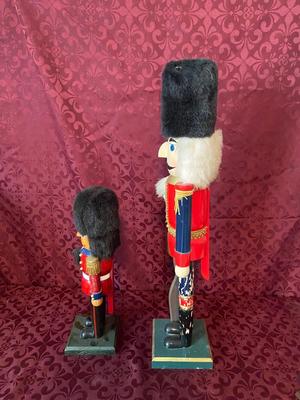 NUTCRACKERS DRESSED AS THE QUEEN OF ENGLAND'S GUARDS