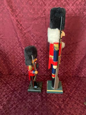 NUTCRACKERS DRESSED AS THE QUEEN OF ENGLAND'S GUARDS