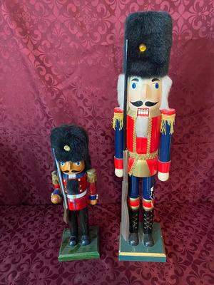 NUTCRACKERS DRESSED AS THE QUEEN OF ENGLAND'S GUARDS