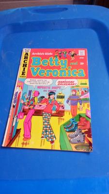 LOT 23 - ARCHIE SERIES COMIC BOOK