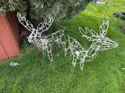 5 LIT REINDEER YARD DECORATIONS