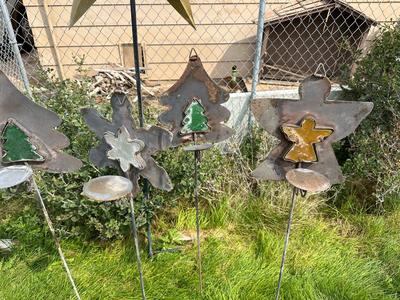 STAKED METAL YARD DECOR