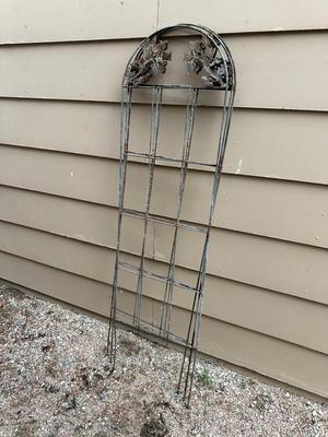 2 TRELLIS AND OTHER METAL GARDEN DECOR