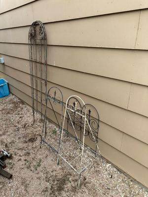 2 TRELLIS AND OTHER METAL GARDEN DECOR