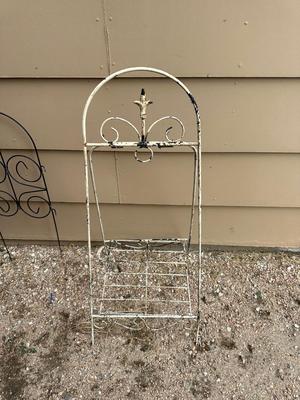 2 TRELLIS AND OTHER METAL GARDEN DECOR