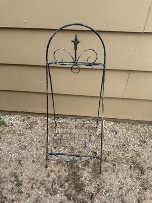 2 TRELLIS AND OTHER METAL GARDEN DECOR